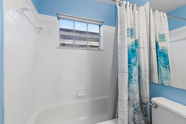 11 Admirals Court, Palm Beach Gardens, FL 33418