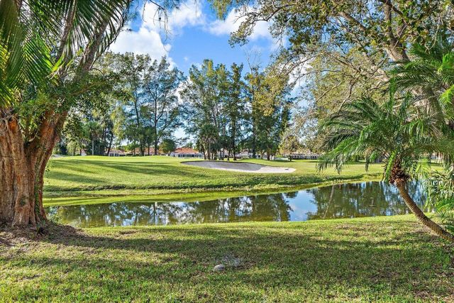 11 Admirals Court, Palm Beach Gardens, FL 33418
