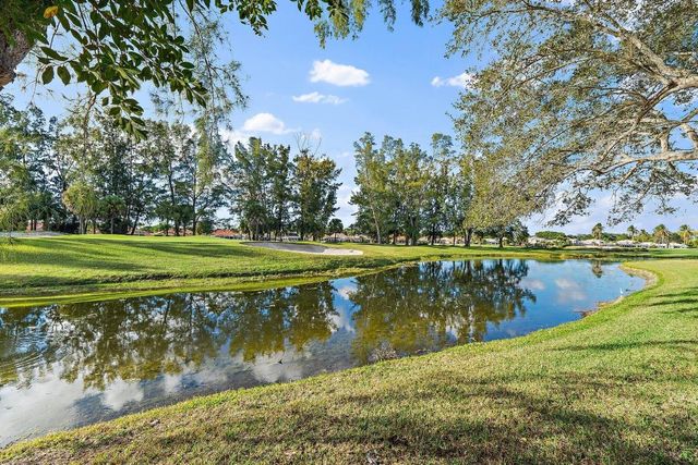 11 Admirals Court, Palm Beach Gardens, FL 33418