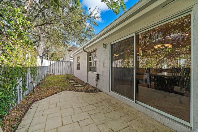 11 Admirals Court, Palm Beach Gardens, FL 33418