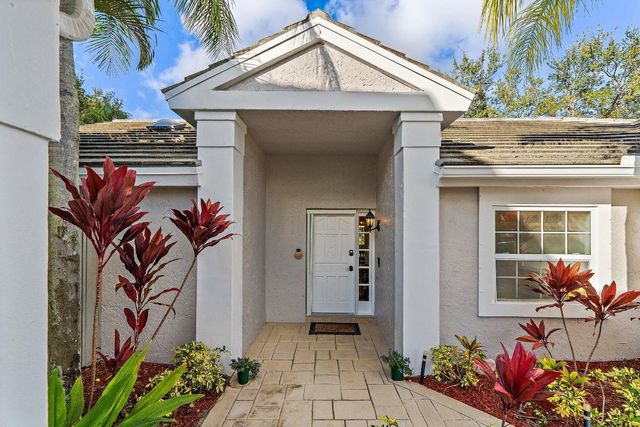 11 Admirals Court, Palm Beach Gardens, FL 33418