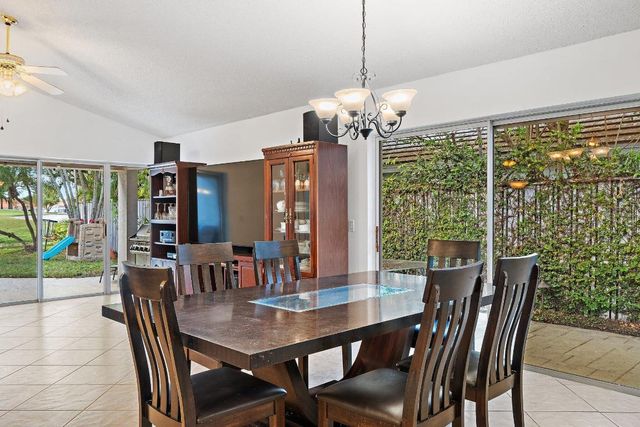 11 Admirals Court, Palm Beach Gardens, FL 33418