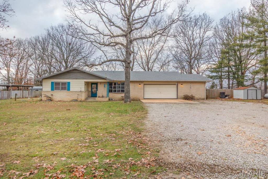 22807 Pioneer Drive, Lebanon, MO 65536