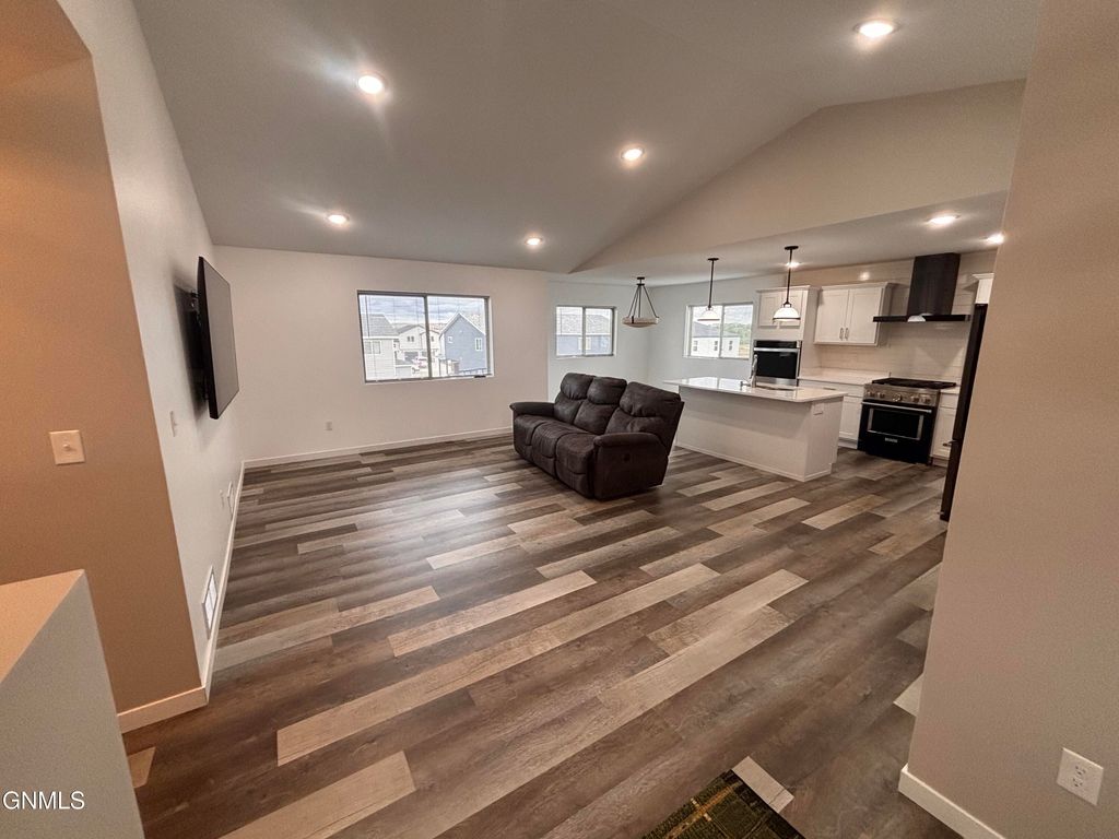 1200 Tara Lane SW, Watford City, ND 58854 photo 2