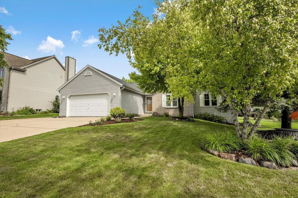 4006 W Forest Hill AVENUE, Franklin, WI 53132