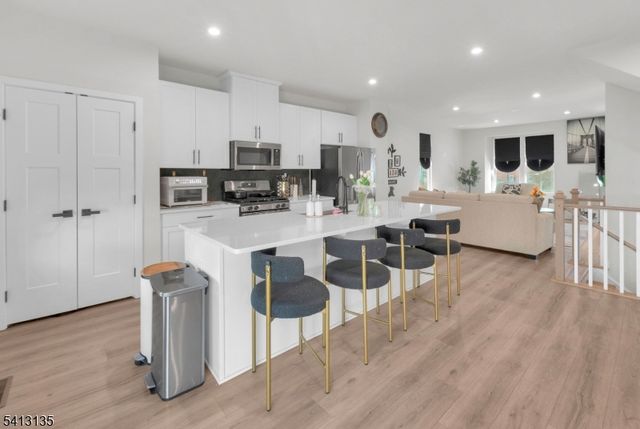 5 Saw Mill Cir, Hackettstown Town, NJ 07840