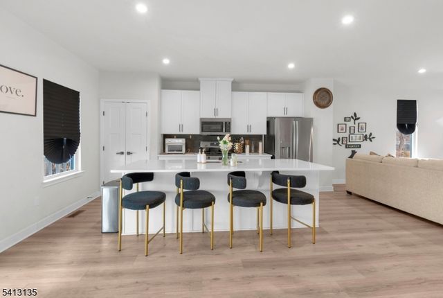 5 Saw Mill Cir, Hackettstown Town, NJ 07840