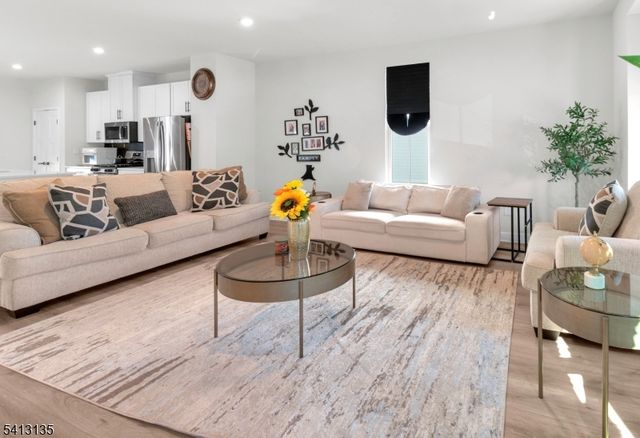 5 Saw Mill Cir, Hackettstown Town, NJ 07840