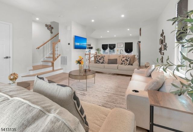 5 Saw Mill Cir, Hackettstown Town, NJ 07840