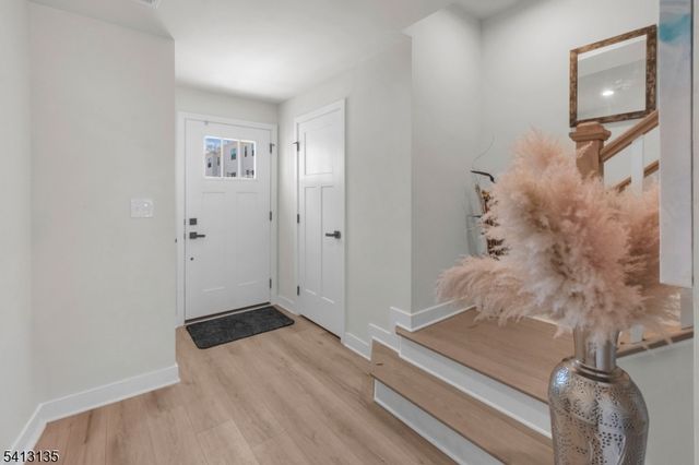 5 Saw Mill Cir, Hackettstown Town, NJ 07840