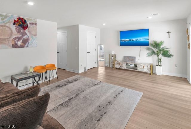 5 Saw Mill Cir, Hackettstown Town, NJ 07840