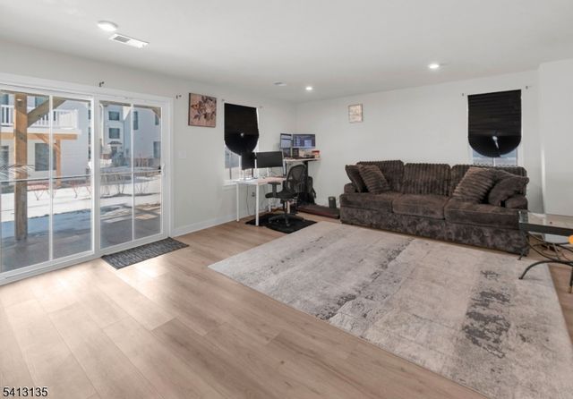 5 Saw Mill Cir, Hackettstown Town, NJ 07840