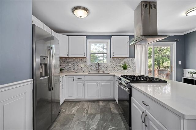 919 S Sunset Drive S, Olathe, KS 66061