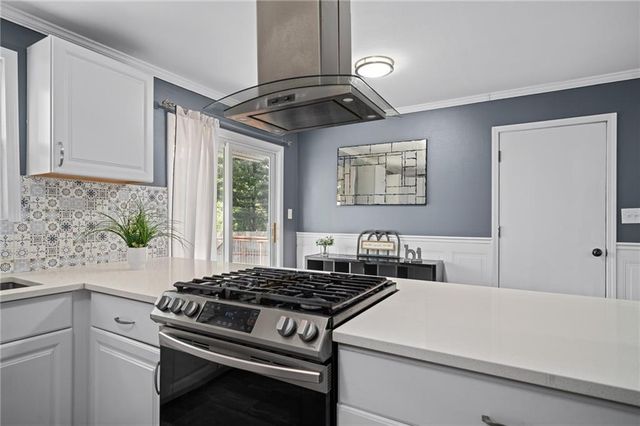 919 S Sunset Drive S, Olathe, KS 66061