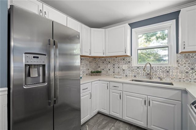919 S Sunset Drive S, Olathe, KS 66061