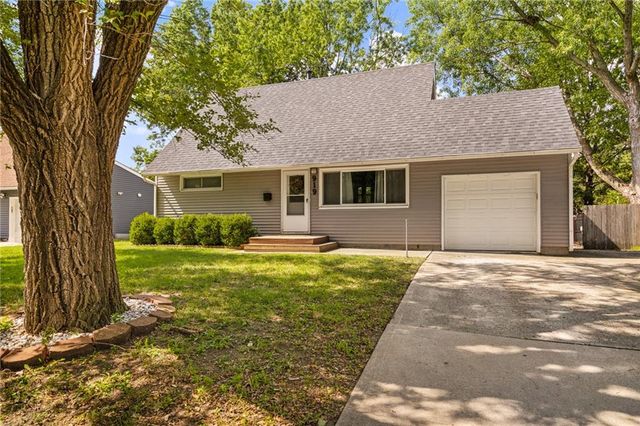 919 S Sunset Drive S, Olathe, KS 66061