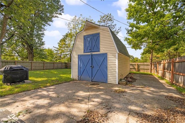 919 S Sunset Drive S, Olathe, KS 66061