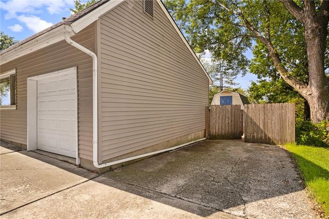 919 S Sunset Drive S, Olathe, KS 66061