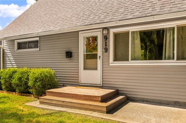 919 S Sunset Drive S, Olathe, KS 66061