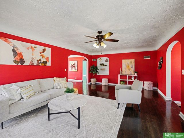 306 Bellevue Boulevard N, Bellevue, NE 68005