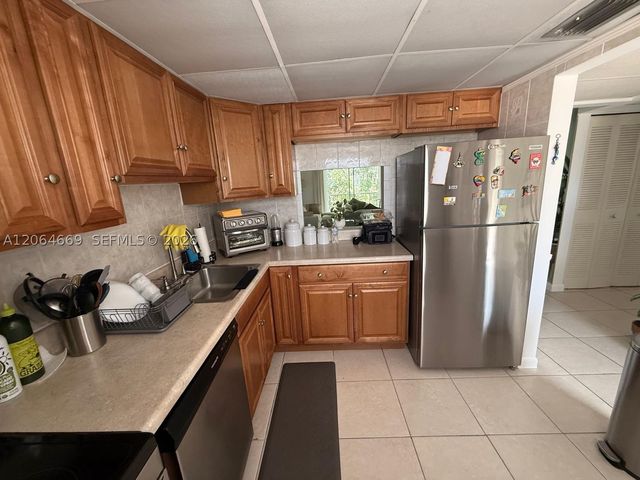 1055 Country Club Dr 402, Margate, FL 33063