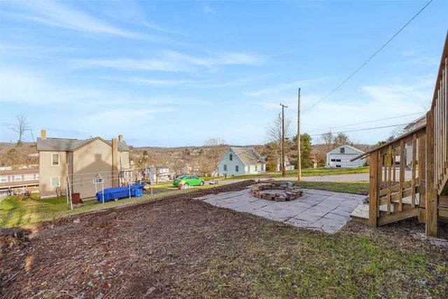 300 Western Ave, Oakdale, PA 15071