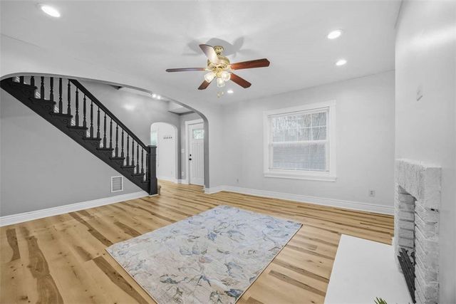 300 Western Ave, Oakdale, PA 15071