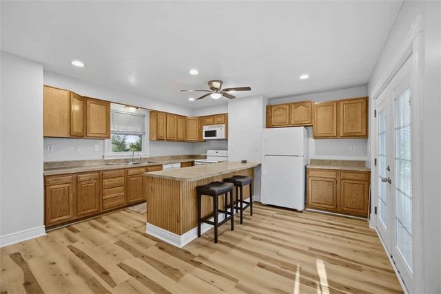 300 Western Ave, Oakdale, PA 15071