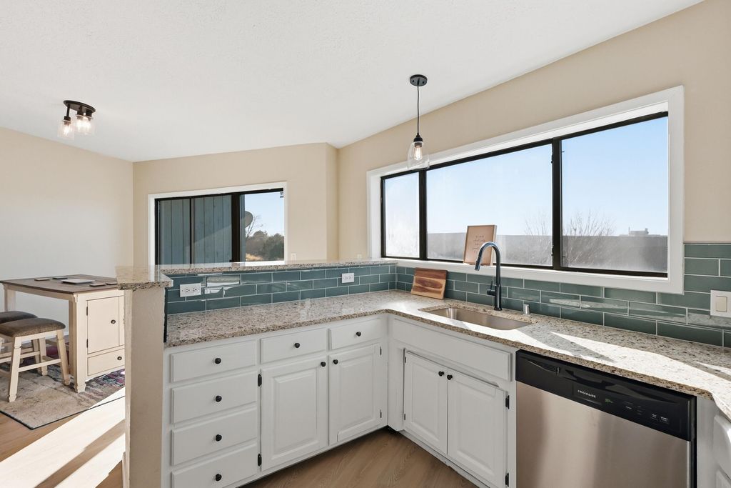 Image 10 of property listing at 720 Tramway Lane NE UNIT 24, Albuquerque, NM 87122
