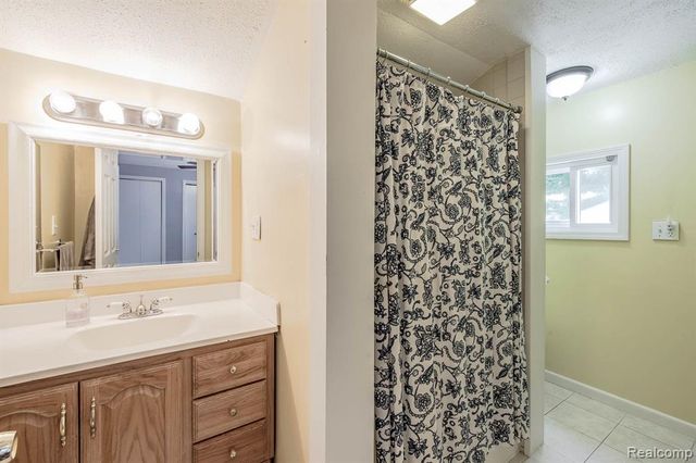 3971 S Shore Drive, Lapeer, MI 48446