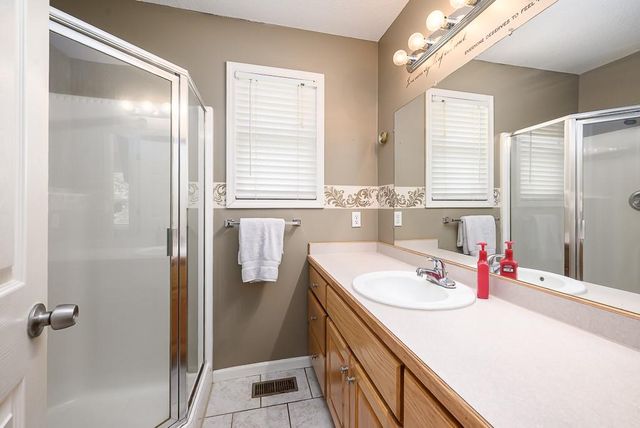 180 Rawlings Drive, Tonganoxie, KS 66086