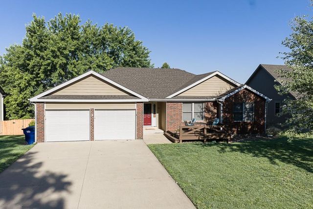 180 Rawlings Drive, Tonganoxie, KS 66086