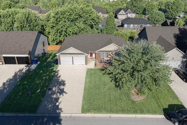 180 Rawlings Drive, Tonganoxie, KS 66086
