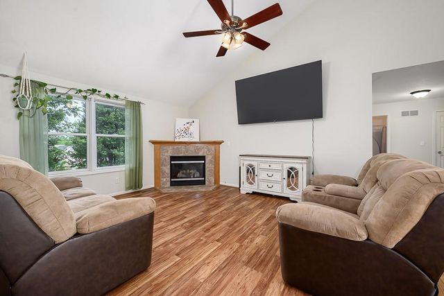 180 Rawlings Drive, Tonganoxie, KS 66086