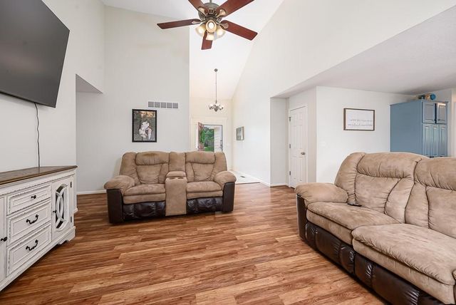 180 Rawlings Drive, Tonganoxie, KS 66086