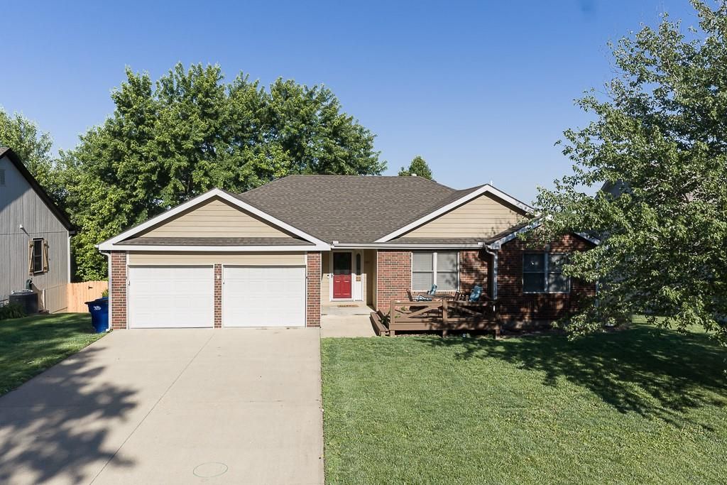 180 Rawlings Drive, Tonganoxie, KS 66086
