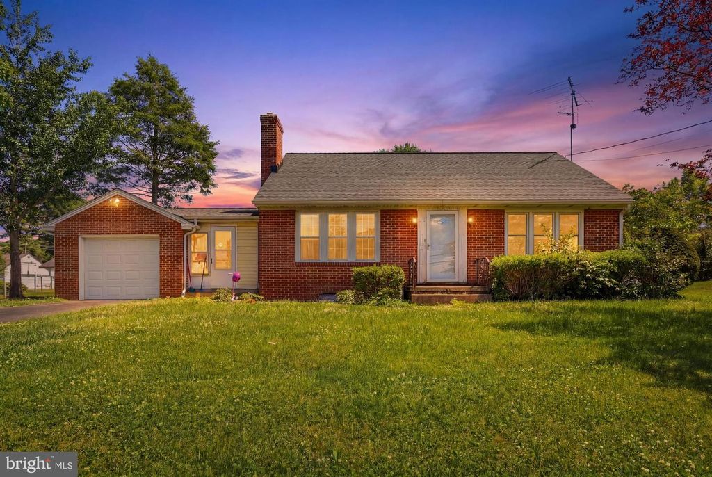 30 HANOVER ST, Codorus, PA 17311