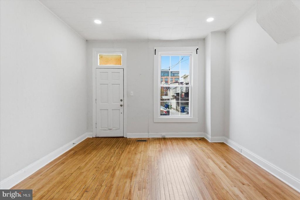 Image 4 of property listing at 1301 CLARKSON ST, Baltimore, MD 21230
