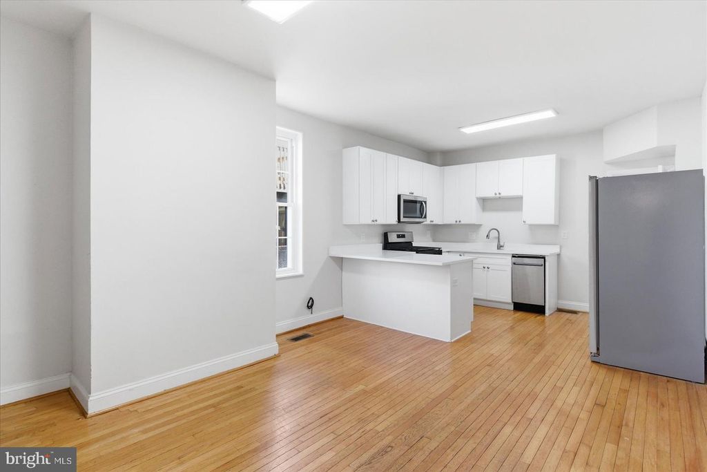 Image 6 of property listing at 1301 CLARKSON ST, Baltimore, MD 21230
