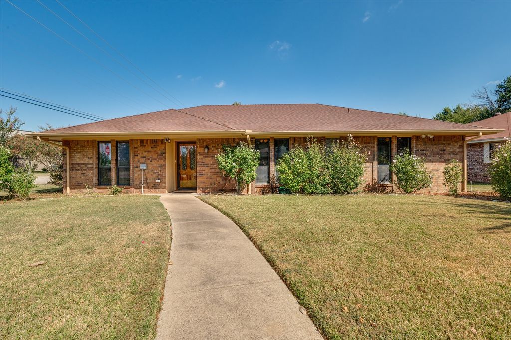 103 Meadowcreek Drive, Duncanville, TX 75137