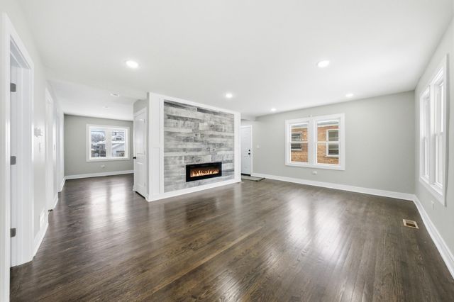 10035 S La Salle Street, Chicago, IL 60628