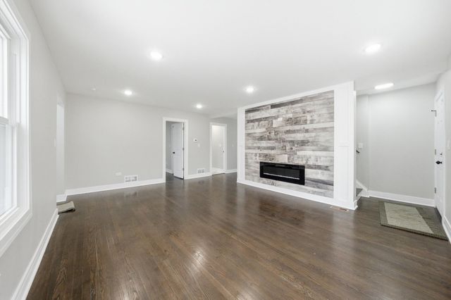 10035 S La Salle Street, Chicago, IL 60628