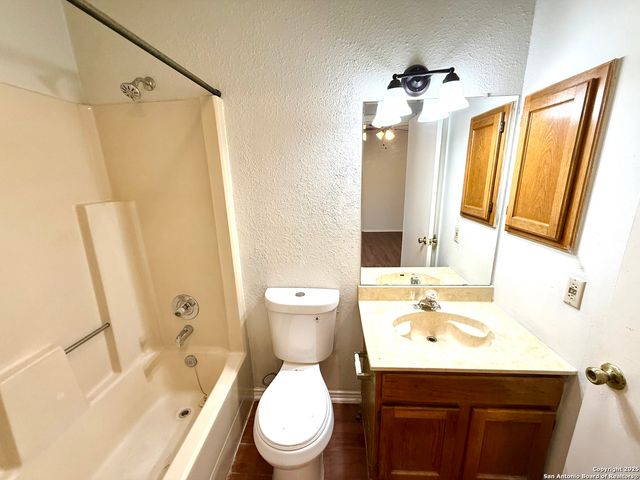 4545 Hoeneke St Apt 303, Kirby, TX 78219