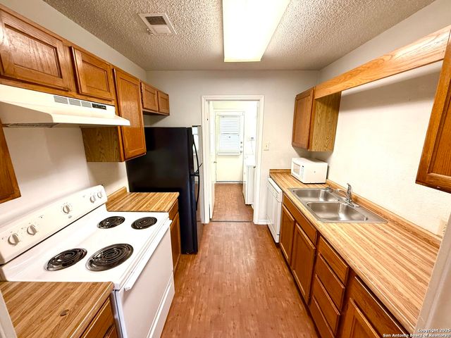 4545 Hoeneke St Apt 303, Kirby, TX 78219