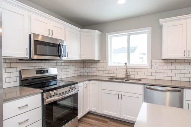 6826 Thomas Street, Horace, ND 58047