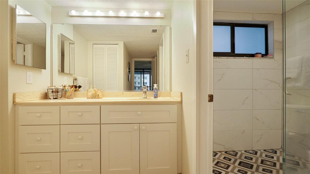 Image 11 of property listing at 11 SUNSET DRIVE 804, Sarasota, FL 34236