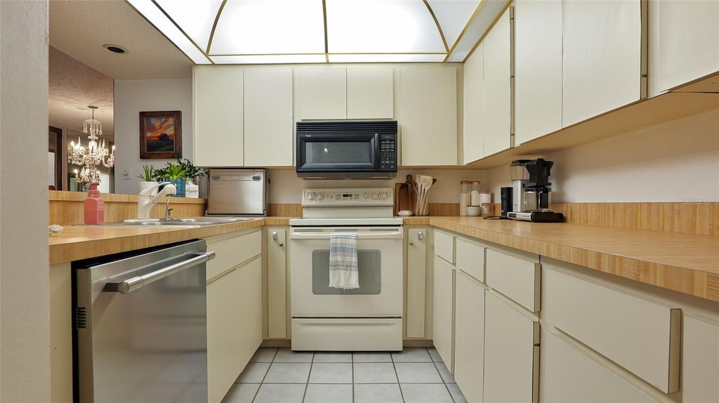 Image 14 of property listing at 11 SUNSET DRIVE 804, Sarasota, FL 34236