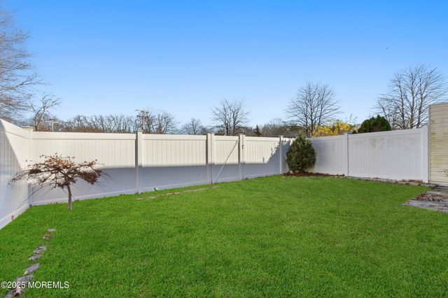 7 Tracey Court, Howell, NJ 07731