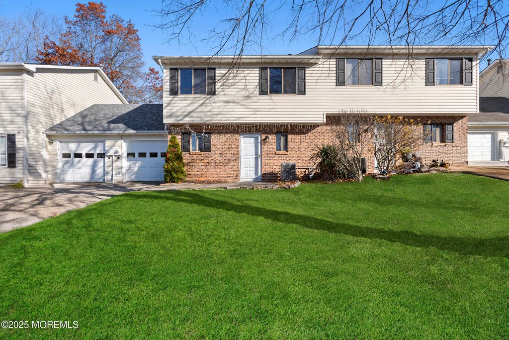 7 Tracey Court, Howell, NJ 07731