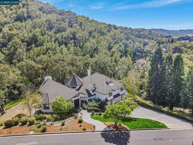 4 Julianna Ct, Moraga, CA 94556